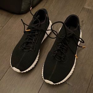 Black Adidas tennis shoes